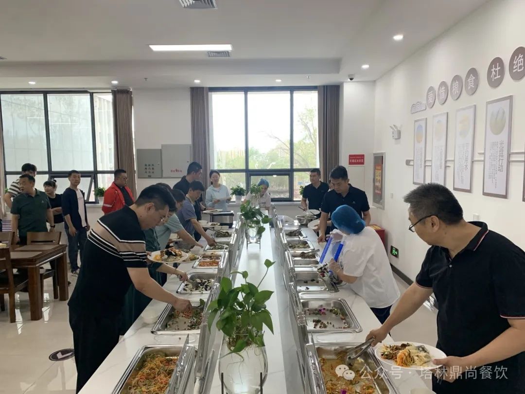 搬遷頂烈日，食堂開餐忙。